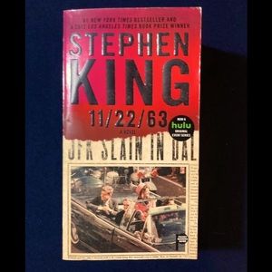 👛 Stephen King’s 11/22/63 paperback book.